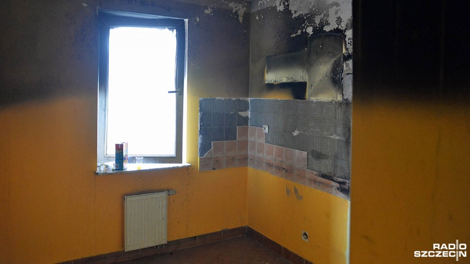 Koledzy proszą o pomoc w remoncie spalonego mieszkania weterana ze Szczecina Marka Dziubkowskiego. Pożar wybuchł tam w ostatnią sobotę. Fot. Łukasz Szełemej [Radio Szczecin]