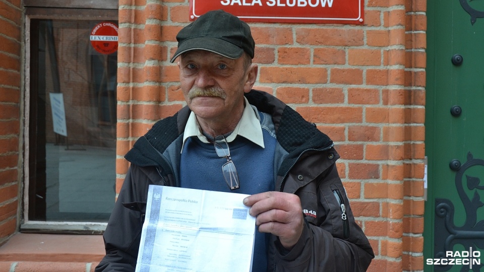 Marek Przybysz ze swoim aktem zgonu. Fot. Przemysław Polanin [Radio Szczecin]