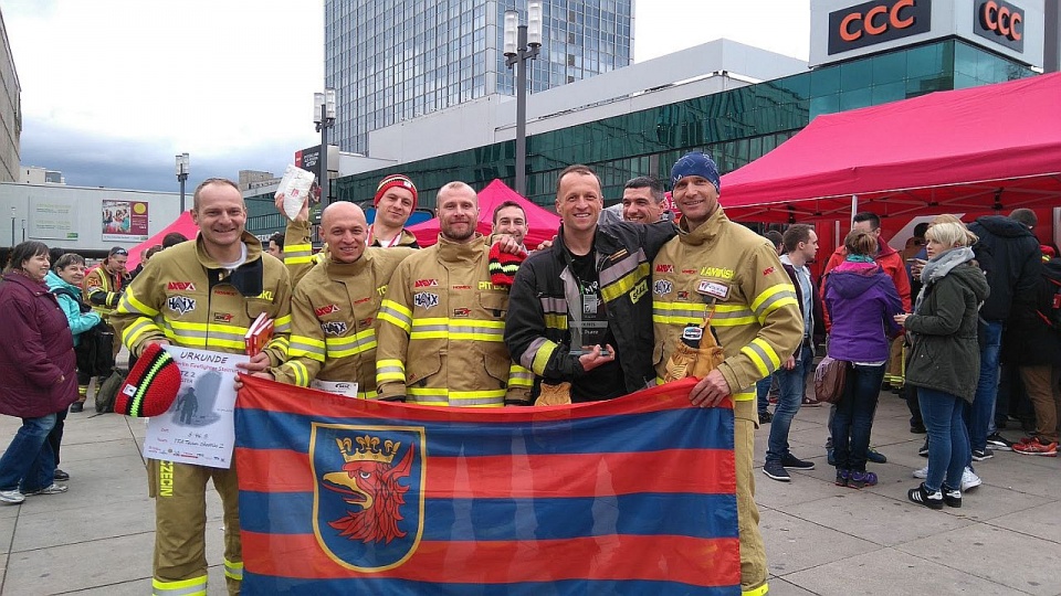 Podczas Międzynarodowych Zawodów w Berlinie szczecinianie zajęli dwa pierwsze miejsca i jedno drugie w biegu na szczyt wieżowca stojącego przy Alexanderplatz. Fot. Archiwum prywatne