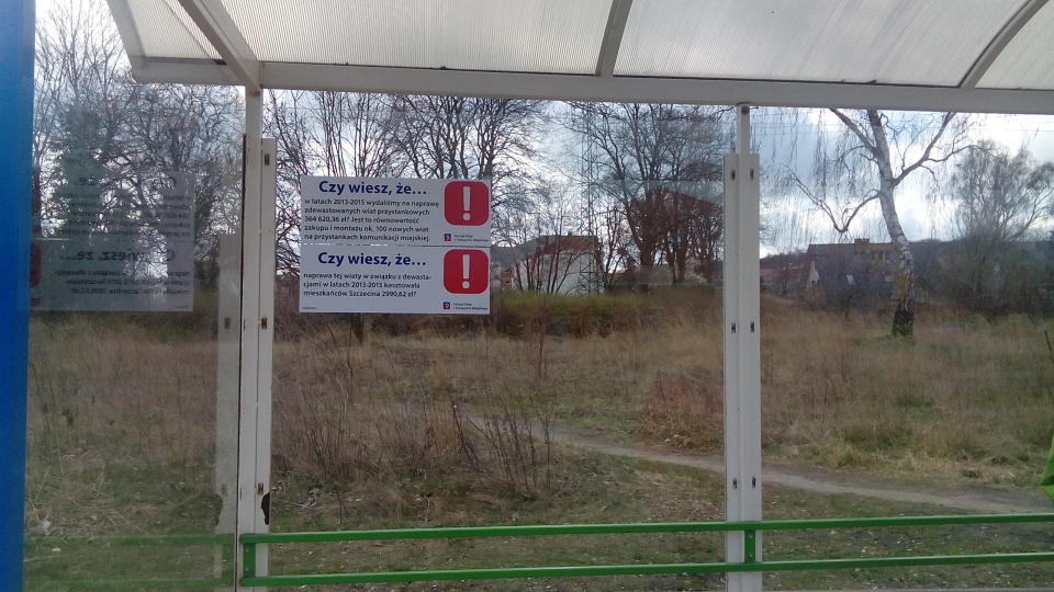 W 300 miejscach przyklejają kartki z informacją o wysokich kosztach napraw rozbitych szyb czy połamanych ławek. Fot. ZDiTM