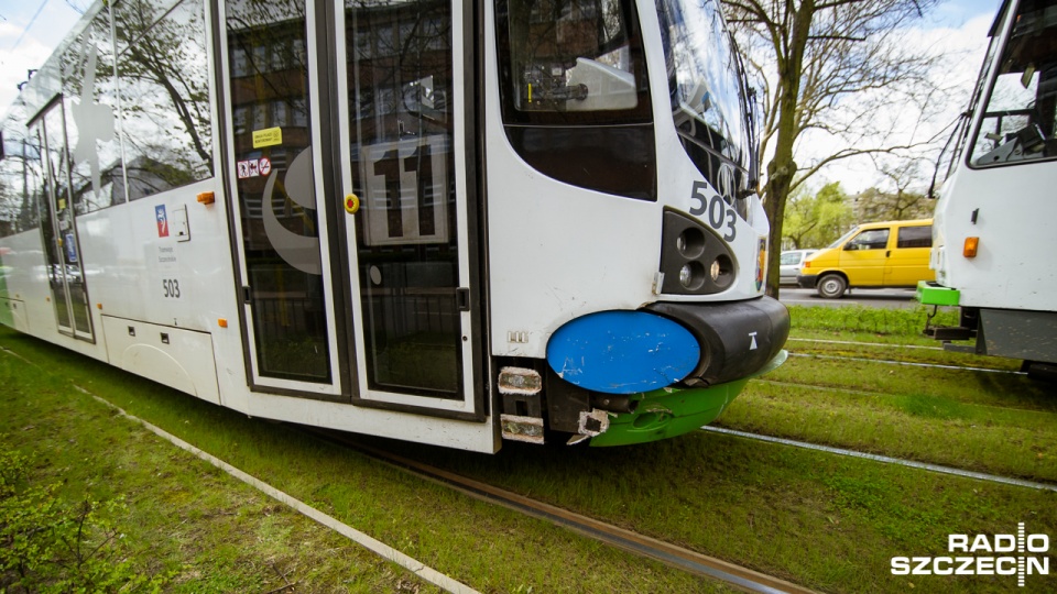 Tramwaj zderzył się z osobówką na alei Piastów przy budynku Centrum Nanotechnologii ZUT. Fot. Konrad Nowak [Radio Szczecin]