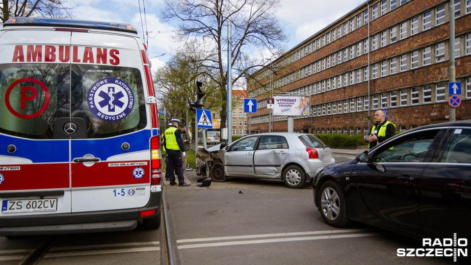Tramwaj zderzył się z osobówką na alei Piastów przy budynku Centrum Nanotechnologii ZUT. Fot. Konrad Nowak [Radio Szczecin]