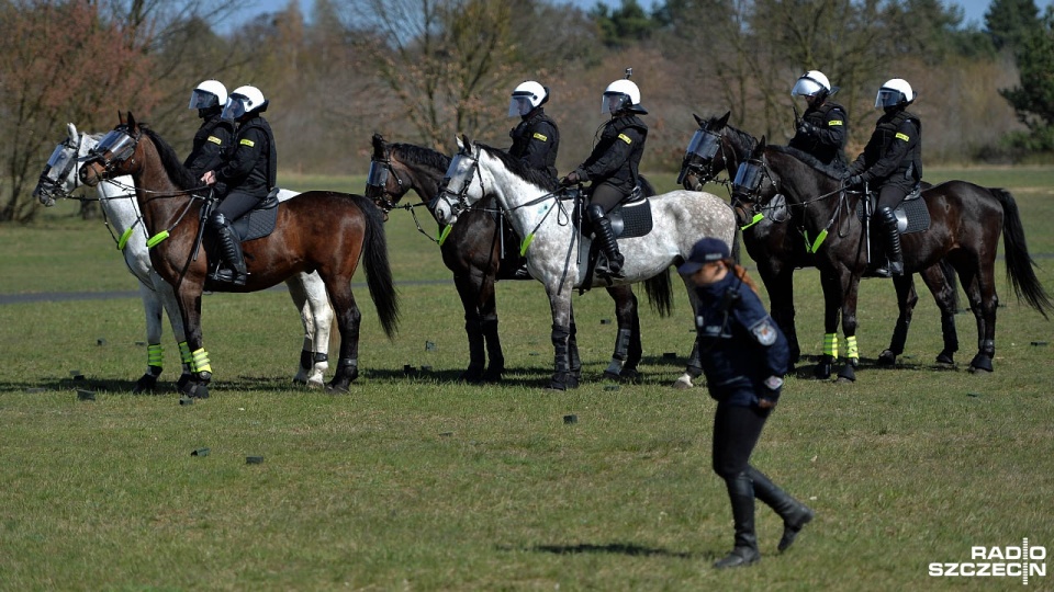 Agresywny tłum kontra policjanci i konie. Takie starcie odbyło się w czwartek przy strzelnicy na szczecińskim Krzekowie. Fot. Łukasz Szełemej [Radio Szczecin]