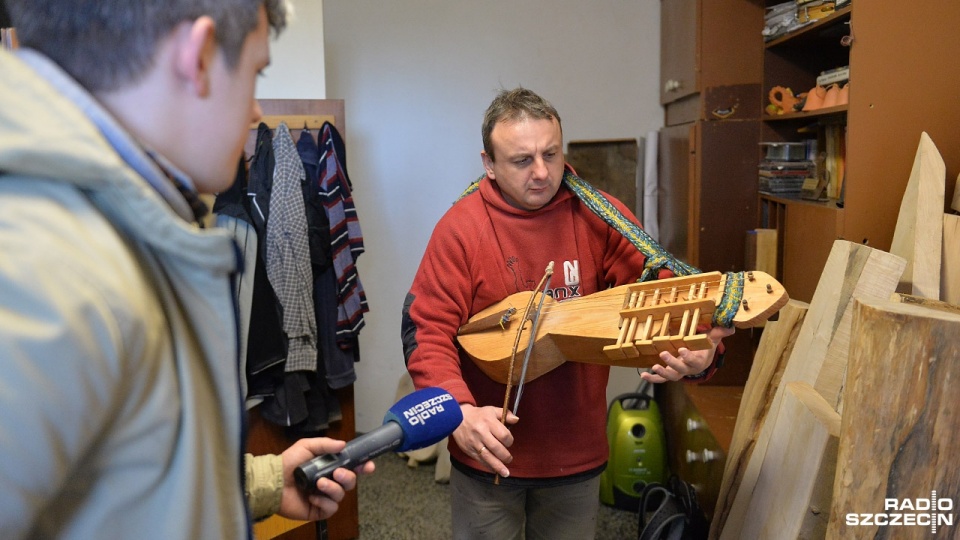 Stanisław Mazurek ze Szczecina zrekonstruował tzw. nyckelharpę. To jedyny taki egzemplarz na świecie - przyznaje autor. Fot. Łukasz Szełemej [Radio Szczecin]