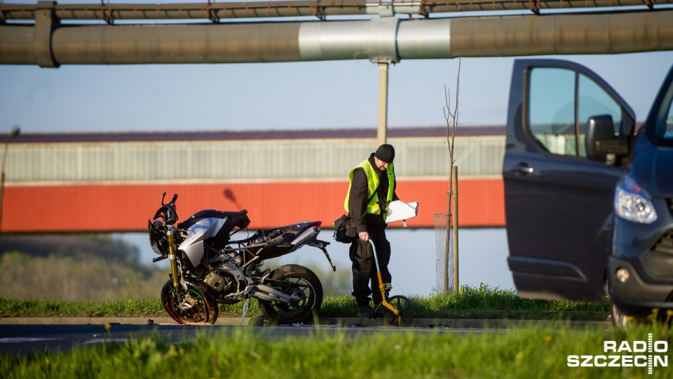 Wypadek przy Zakładach Chemicznych w Policach. Motocyklista zderzył się z cysterną. Fot. Konrad Nowak [Radio Szczecin]