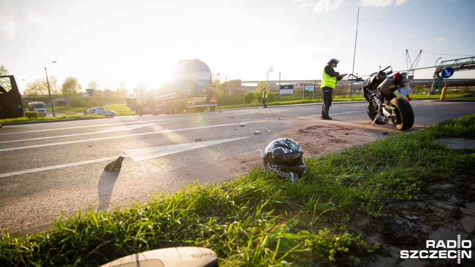 Wypadek przy Zakładach Chemicznych w Policach. Motocyklista zderzył się z cysterną. Fot. Konrad Nowak [Radio Szczecin]