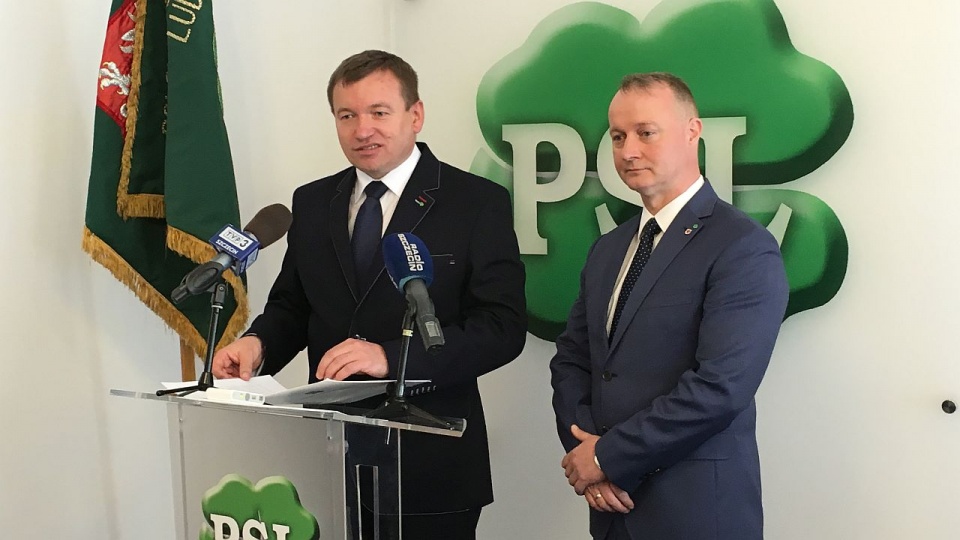 Jarosław Rzepa (z lewej) podczas konferencji prasowej PSL. Fot. Wojciech Zagaj [Radio Szczecin]