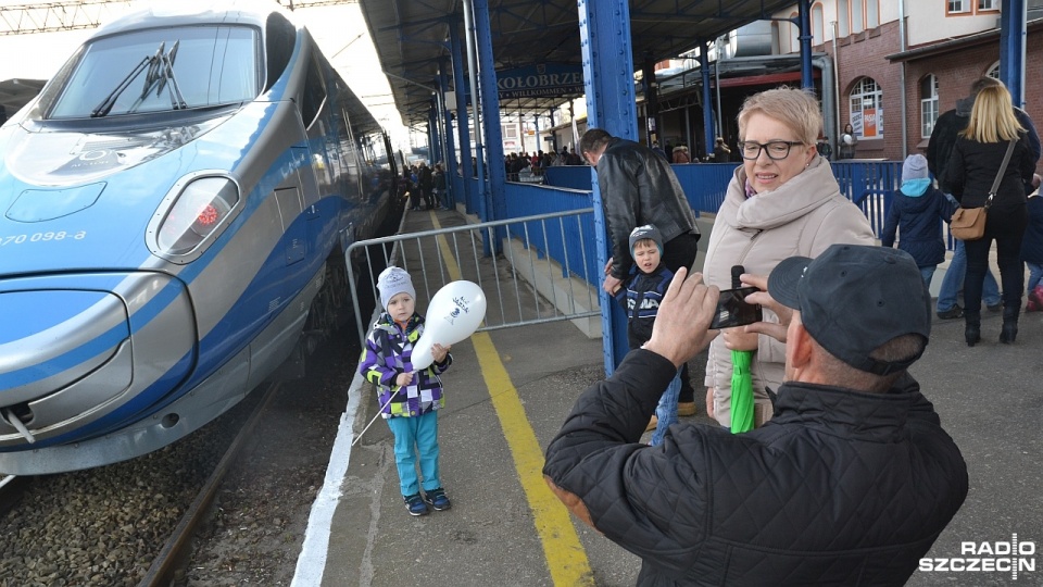 Setki ciekawskich przyszły zobaczyć jak wygląda pociąg Pendolino, który pokazowo wjechał w sobotę na jeden z peronów. Fot. Przemysław Polanin [Radio Szczecin]