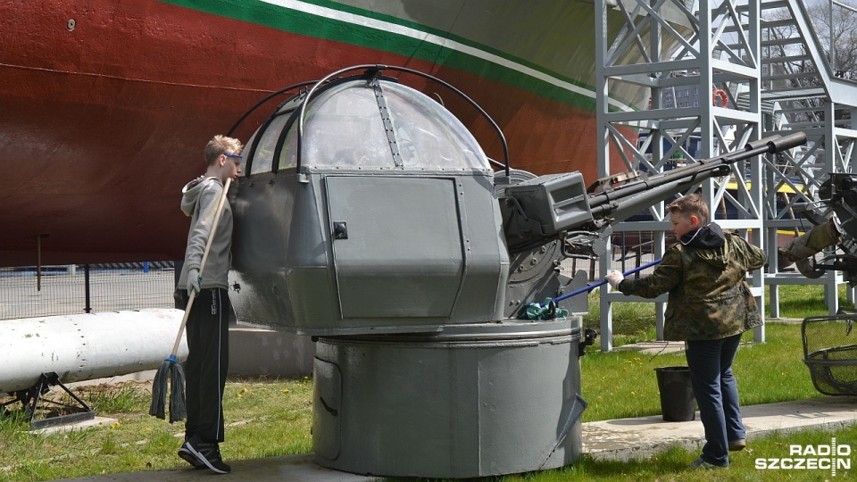 Wiosenny Clean - pod taką nazwą "uzbrojeni" w szczotki, młotki, czy pędzle wolontariusze odświeżali w sobotę ekspozycje plenerową kołobrzeskiego Muzeum Oręża Polskiego. Fot. Przemysław Polanin [Radio Szczecin]