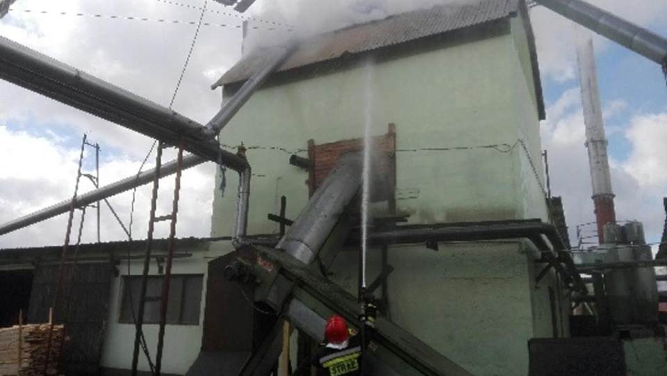 Palił się silos z trocinami w zakładzie drzewnym w Sławnie. Fot. Internauta