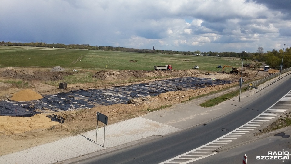 Z opóźnieniem spowodowanym między innymi uzyskaniem decyzji środowiskowej powstaje duży parking typu Park&Ride. Fot. Marek Borowiec [Radio Szczecin]