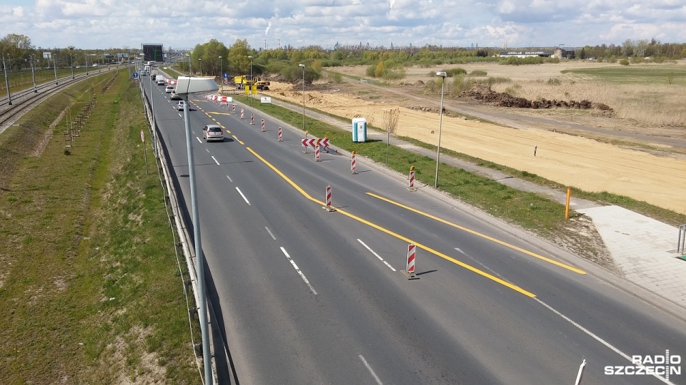 Z opóźnieniem spowodowanym między innymi uzyskaniem decyzji środowiskowej powstaje duży parking typu Park&Ride. Fot. Marek Borowiec [Radio Szczecin]