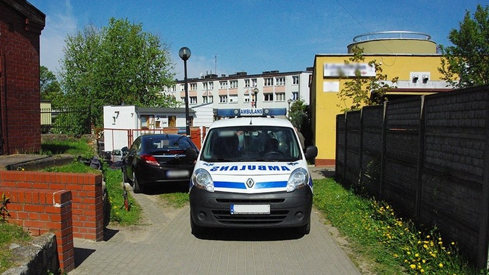 Ambulans potrącił starszą kobietę przy przychodni w Choszcznie. Fot. Policja Choszczno