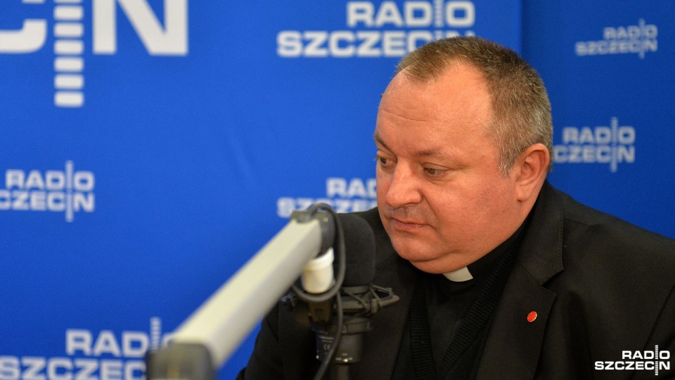 Ks. Waldemar Cisło w studiu Radia Szczecin. Fot. Łukasz Szełemej [Radio Szczecin]