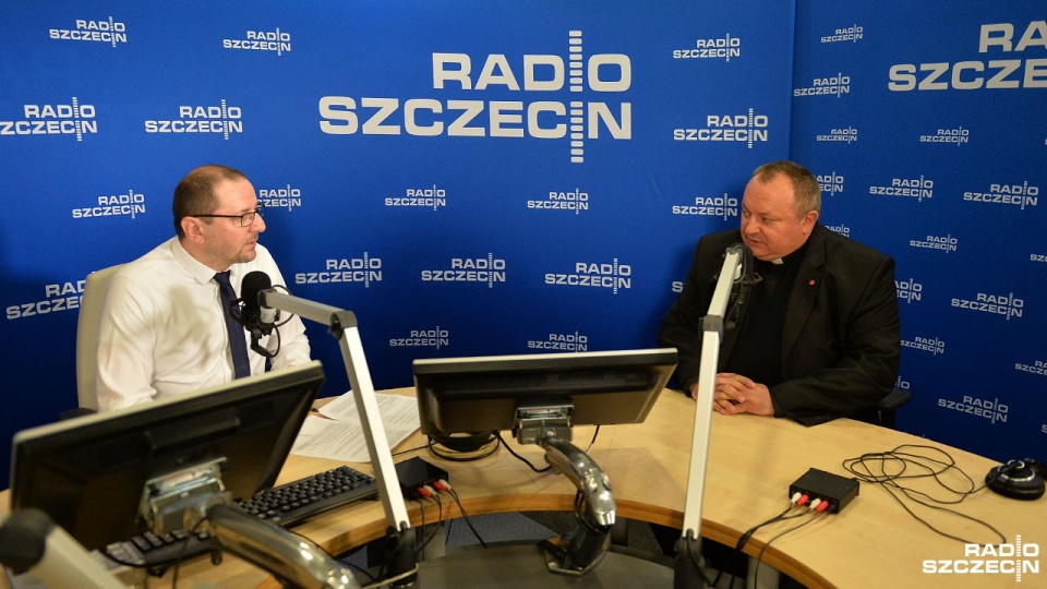 Ks. Waldemar Cisło w studiu Radia Szczecin. Fot. Łukasz Szełemej [Radio Szczecin]
