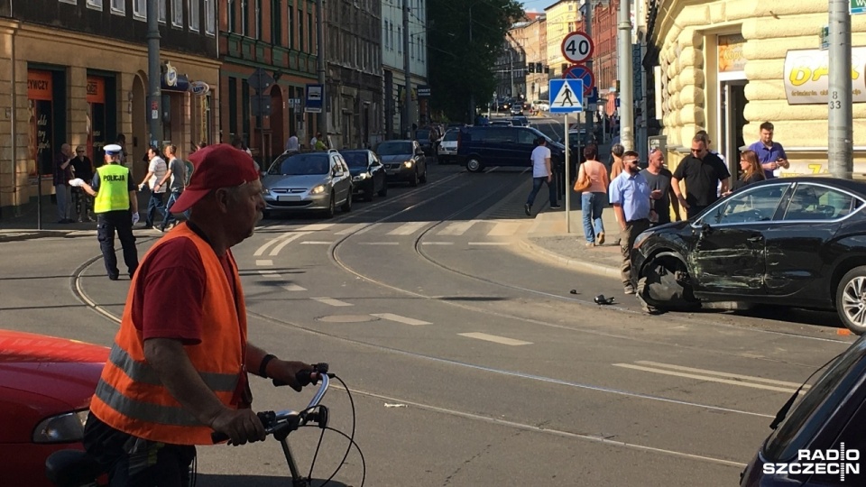 Na skrzyżowaniu ul. Słowackiego i Wyzwolenia w Szczecinie doszło do kolizji autobusu linii 60 z autem osobowym. Fot. Agata Hawrylczuk [Radio Szczecin]