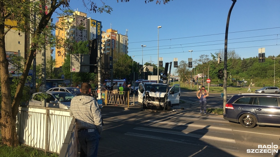 Jedna osoba jest ranna. Do wypadku doszło po godzinie 6 na jezdni w kierunku centrum miasta. Fot. Piotr Kołodziejski [Radio Szczecin]
