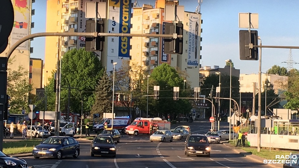 Jedna osoba jest ranna. Do wypadku doszło po godzinie 6 na jezdni w kierunku centrum miasta. Fot. Piotr Kołodziejski [Radio Szczecin]