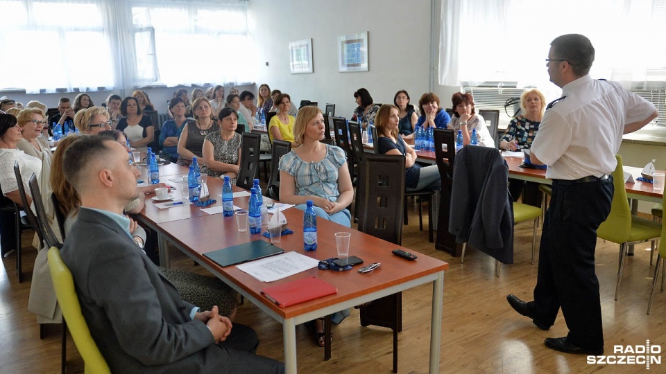 W Szkole Podstawowej nr 56 w Szczecinie odbyła się konferencja "Współczesne zagrożenia dzieci i młodzieży". Fot. Łukasz Szełemej [Radio Szczecin]