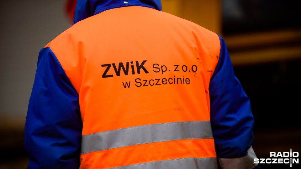Służby pracują nad usunięciem usterki. Fot. Konrad Nowak [Radio Szczecin]