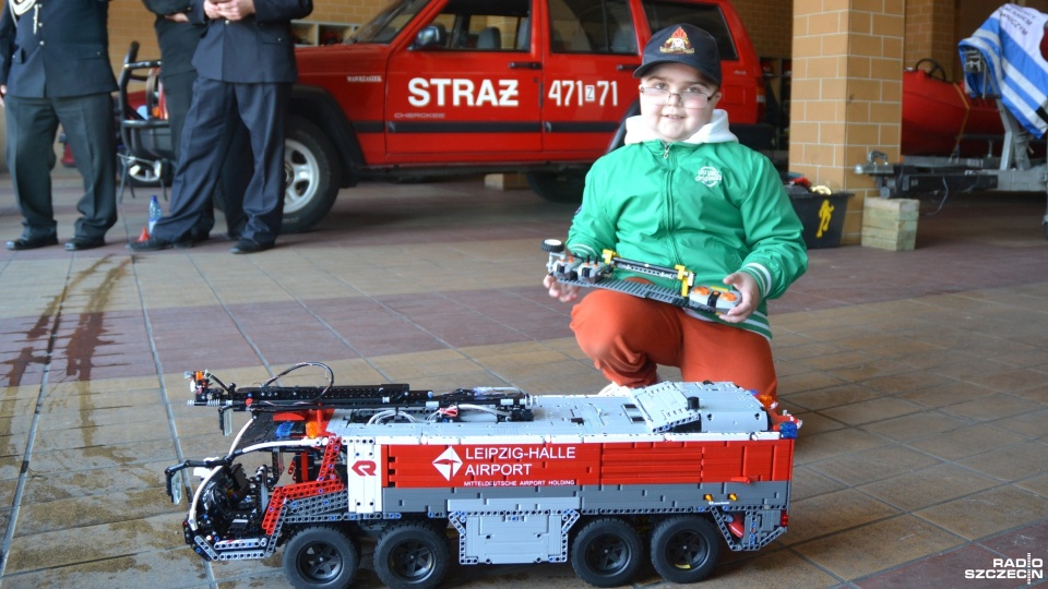 12-letni Jakub Dziędziura prezentuje model wozu strażackiego Rosenbauer Panther 8x4. Fot. Przemysław Polanin [Radio Szczecin]