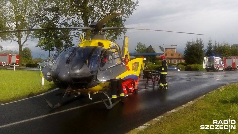 Dwoje dzieci przetransportowano śmigłowcem do szpitala w Koszalinie po wypadku na krajowej szóstce w Ramlewie niedaleko Kołobrzegu. Fot. Adam Wójcik [Radio Szczecin]