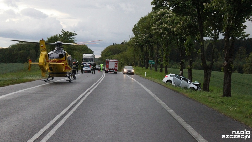 Na tej samej trasie kilkanaście kilometrów dalej w stronę Szczecina w Rymaniu samochód osobowy uderzył w drzewo. Kierujący autem został ranny. Fot. Adam Wójcik [Radio Szczecin]