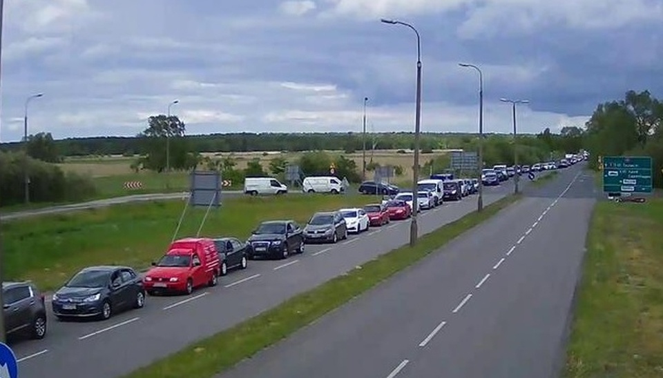 W niemal dwukilometrowym korku stoją kierowcy zmierzający do Świnoujścia przez karsiborską przeprawę. Fot. przeprawa.swi.pl