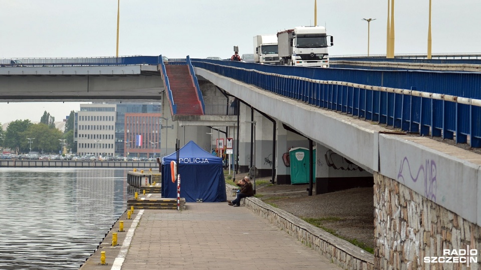 Ciało starszego mężczyzny wyłowiono z Odry w okolicy Trasy Zamkowej w Szczecinie. Fot. Łukasz Szełemej [Radio Szczecin]