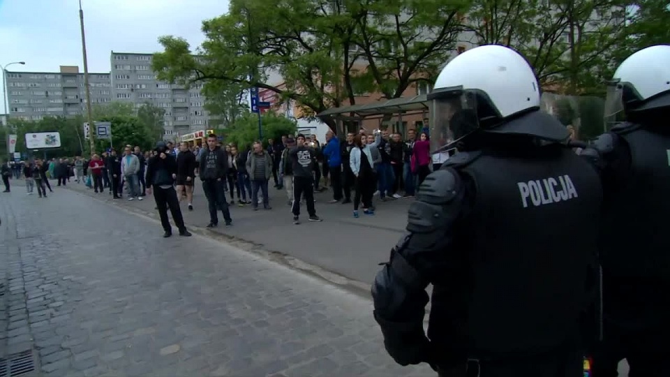 Od trzech dni przed wrocławskim komisariatem dochodzi do zamieszek. Fot. TVN24/x-news
