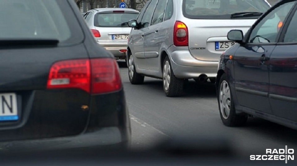 Zakorkowane Zdroje - taki jest efekt zamontowanych w piątek świateł przenośnych na skrzyżowaniu ulic Walecznych i Mącznej. Fot. Łukasz Szełemej [Radio Szczecin/Archiwum]