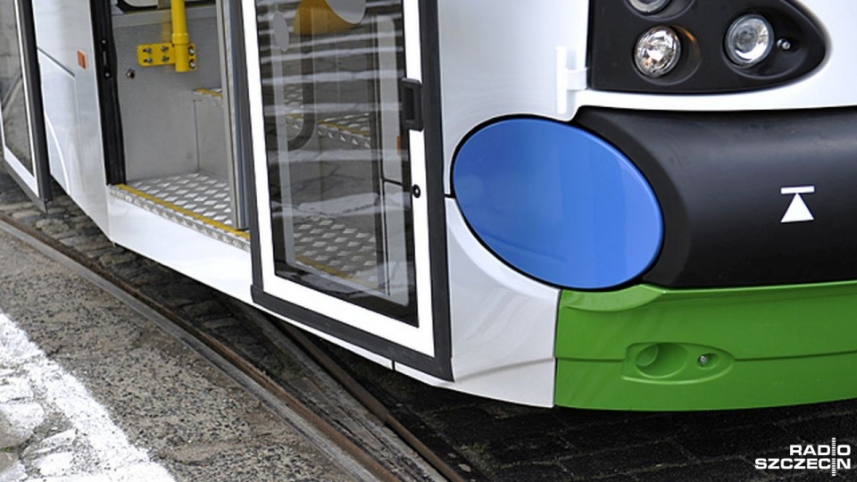 Tramwajowa "jedenastka" zepsuła się na ul. Firlika, w kierunku stoczni, w Szczecinie. Fot. Łukasz Szełemej [Radio Szczecin/Archiwum]