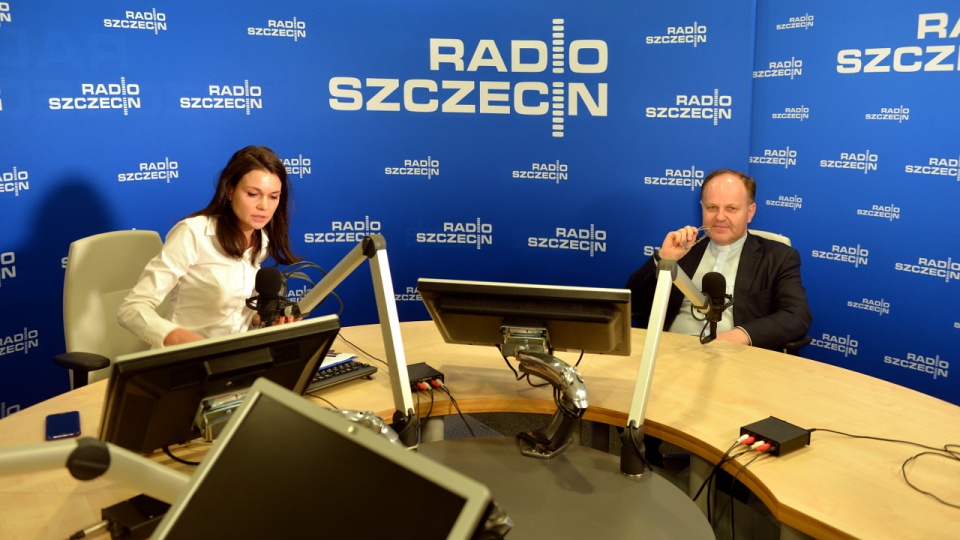 Ks. Kazimierz Sowa w studiu Radia Szczecin. Fot. Piotr Rakowski [Radio Szczecin]