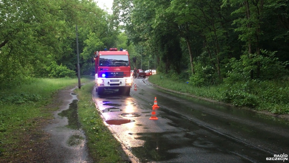 Samochód osobowy i wóz straży pożarnej zderzyły się w Szczecinie. Fot. Dariusz Trząsalski [Radio Szczecin]