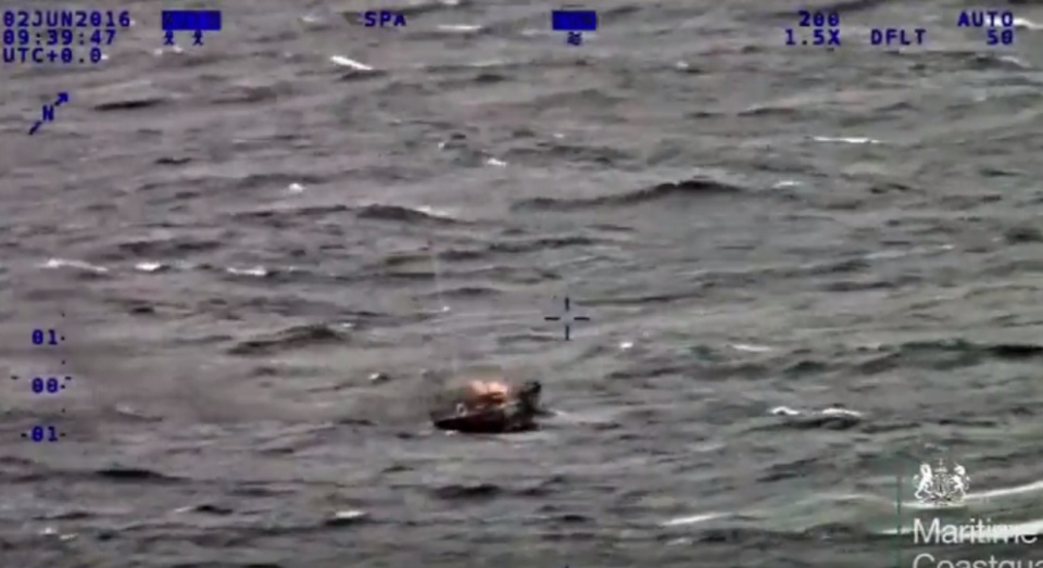 Pożar jachtu z polską załogą nieopodal Wysp Szetlandzkich na Oceanie Atlantyckim. Fot. www.youtube.com/officialCoastguard