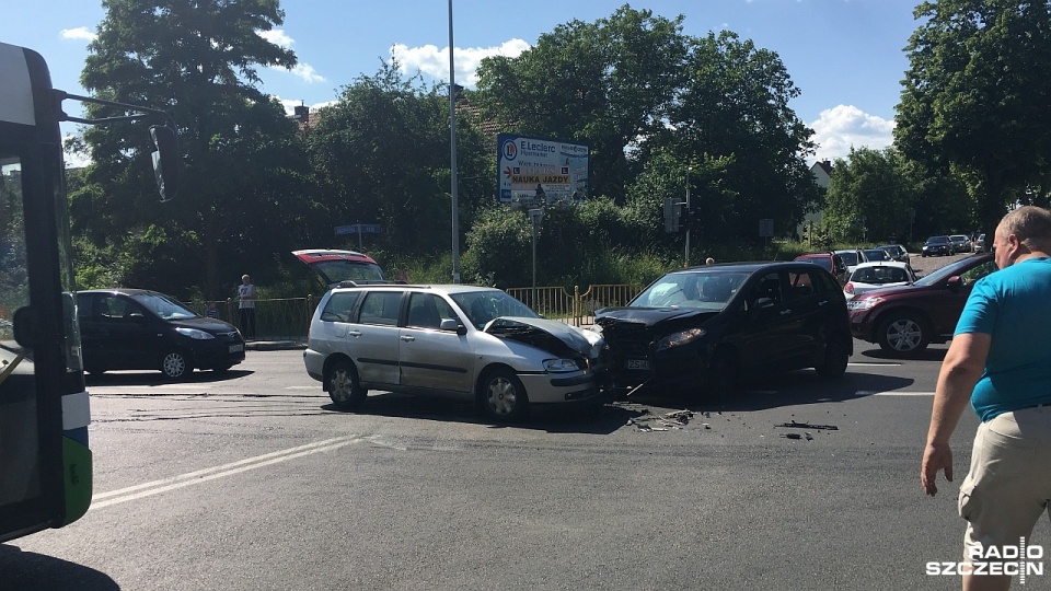 Wypadek na skrzyżowaniu ulic Bogumińskiej i Hożej w Szczecinie. Fot. Agata Hawrylczuk [Radio Szczecin]