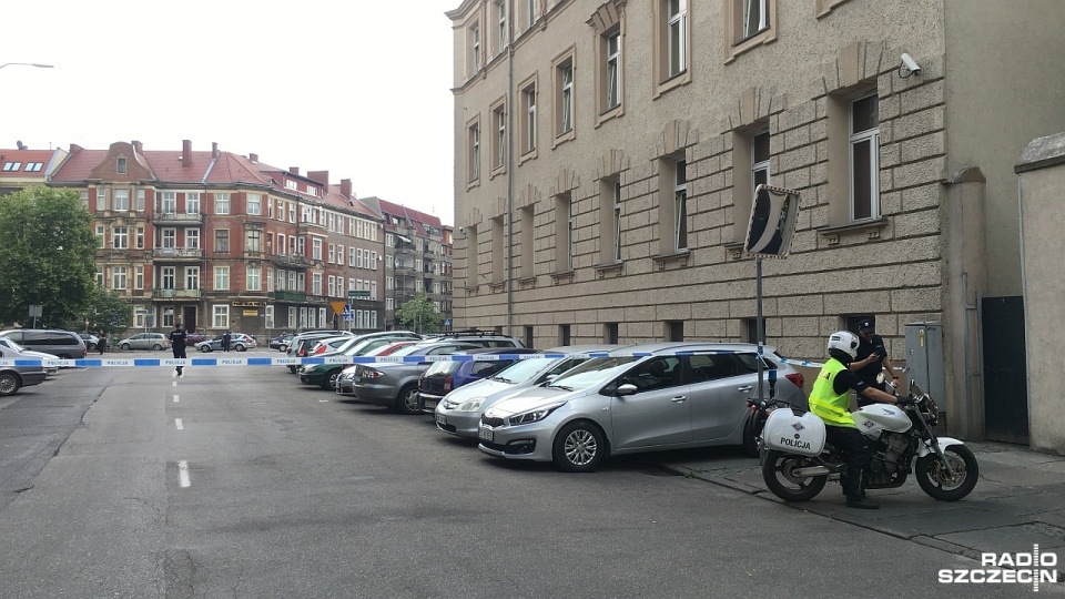 Po 14 do komendy przy ul. Mazurskiej w Szczecinie wszedł mężczyzna, który w reklamówce przyniósł granat, prawdopodobnie pochodzący z czasów II wojny światowej. Fot. Anna Łukaszek [Radio Szczecin]
