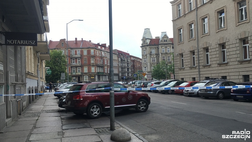 Po 14 do komendy przy ul. Mazurskiej w Szczecinie wszedł mężczyzna, który w reklamówce przyniósł granat, prawdopodobnie pochodzący z czasów II wojny światowej. Fot. Anna Łukaszek [Radio Szczecin]