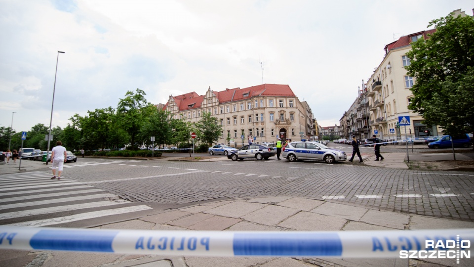 Po 14 do komendy przy ul. Mazurskiej w Szczecinie wszedł mężczyzna, który w reklamówce przyniósł granat, prawdopodobnie pochodzący z czasów II wojny światowej. Fot. Konrad Nowak [Radio Szczecin]