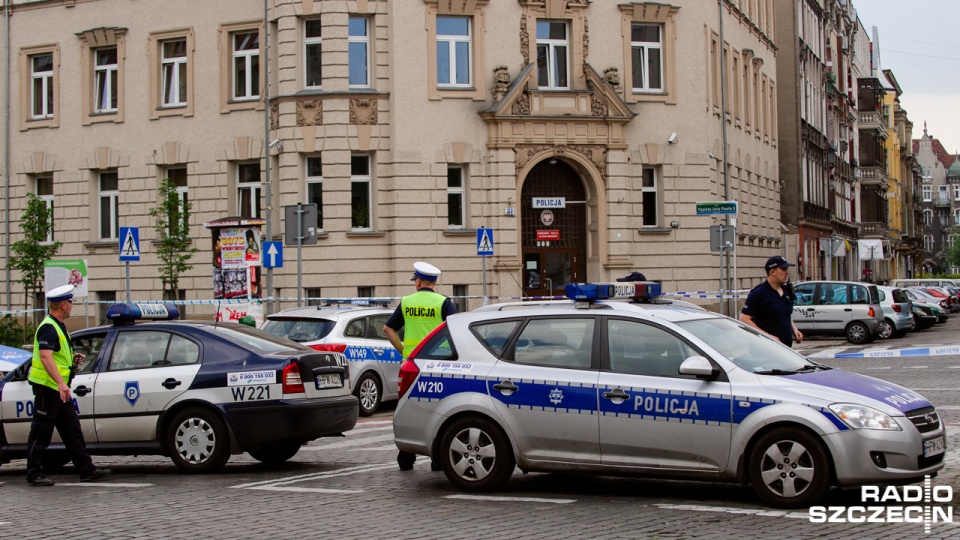 Po 14 do komendy przy ul. Mazurskiej w Szczecinie wszedł mężczyzna, który w reklamówce przyniósł granat, prawdopodobnie pochodzący z czasów II wojny światowej. Fot. Konrad Nowak [Radio Szczecin]