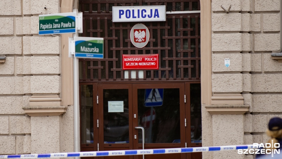 Po 14 do komendy przy ul. Mazurskiej w Szczecinie wszedł mężczyzna, który w reklamówce przyniósł granat, prawdopodobnie pochodzący z czasów II wojny światowej. Fot. Konrad Nowak [Radio Szczecin]