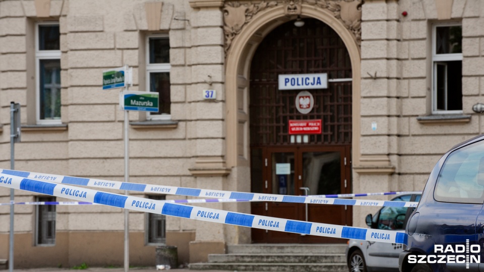 Po 14 do komendy przy ul. Mazurskiej w Szczecinie wszedł mężczyzna, który w reklamówce przyniósł granat, prawdopodobnie pochodzący z czasów II wojny światowej. Fot. Konrad Nowak [Radio Szczecin]