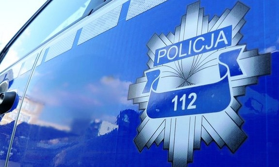 Policjanci próbują ustalić dane sprawców. Grozi im za to do ośmiu lat więzienia. Fot. Mat. Policji