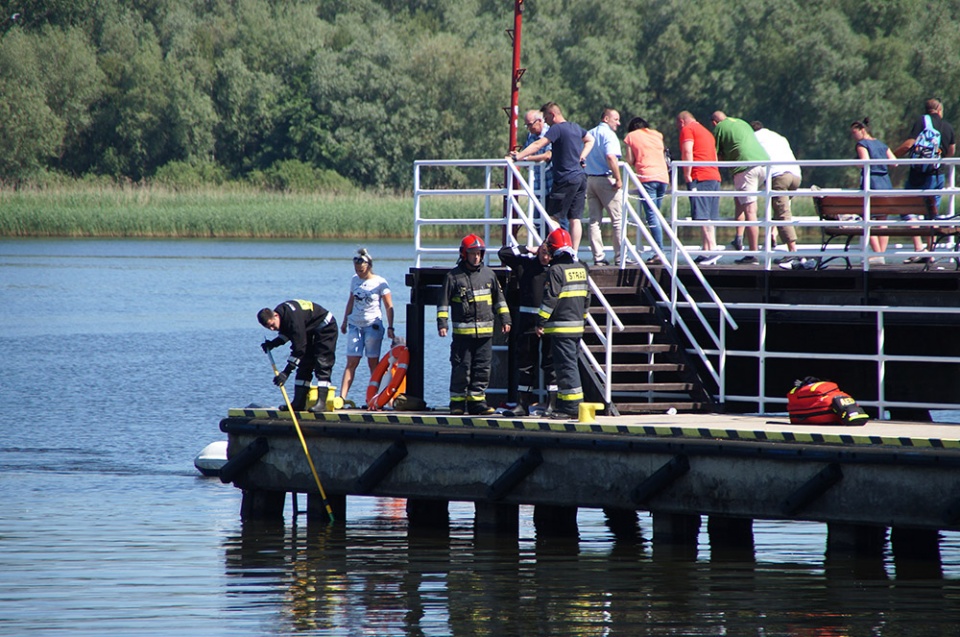 Tragiczny finał poszukiwań dwóch osób, które wpadły do Zalewu Kamieńskiego z molo w Kamieniu Pomorskim. Fot. www.kamienskie.info