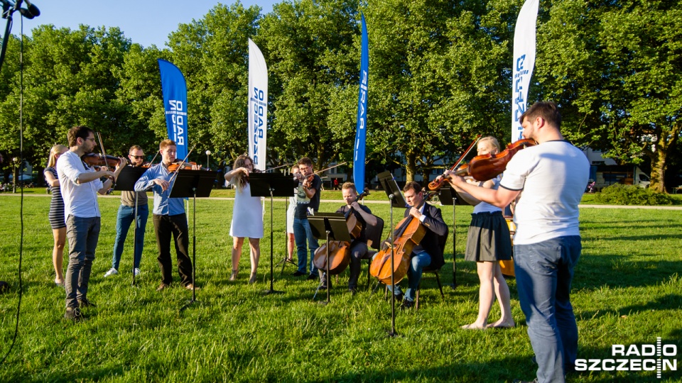 Baltic Neopolis Orchestra promuje swój festiwal nowym klipem. Muzycy nagrali wideo w niedzielę wieczorem na Jasnych Błoniach w Szczecinie. Fot. Konrad Nowak [Radio Szczecin]