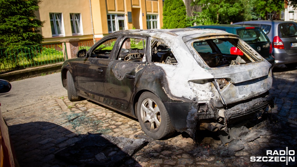 Około 23:30 policjanci dostali zgłoszenie o palącym się audi zaparkowanym przy ulicy Mickiewicza obok skrzyżowania z Pocztową. Fot. Konrad Nowak [Radio Szczecin]