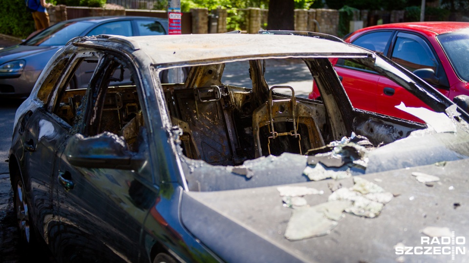 Około 23:30 policjanci dostali zgłoszenie o palącym się audi zaparkowanym przy ulicy Mickiewicza obok skrzyżowania z Pocztową. Fot. Konrad Nowak [Radio Szczecin]