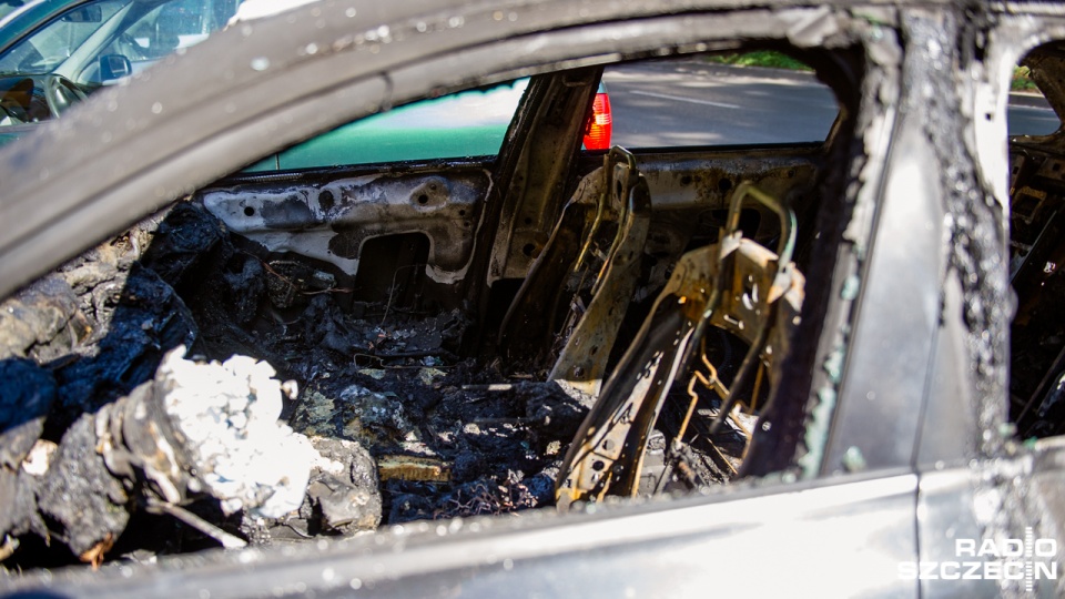 Około 23:30 policjanci dostali zgłoszenie o palącym się audi zaparkowanym przy ulicy Mickiewicza obok skrzyżowania z Pocztową. Fot. Konrad Nowak [Radio Szczecin]