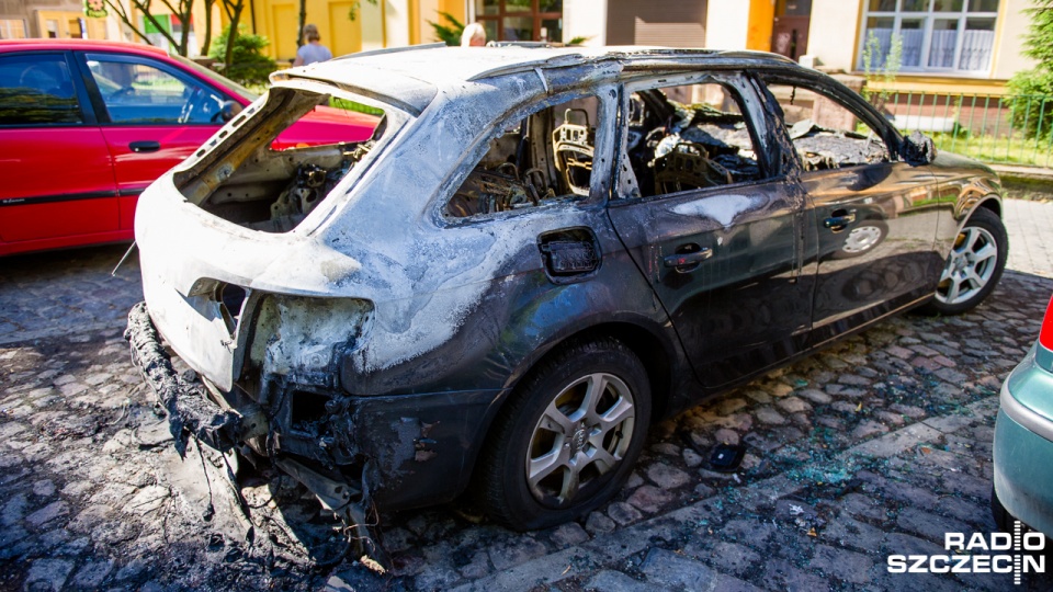Około 23:30 policjanci dostali zgłoszenie o palącym się audi zaparkowanym przy ulicy Mickiewicza obok skrzyżowania z Pocztową. Fot. Konrad Nowak [Radio Szczecin]