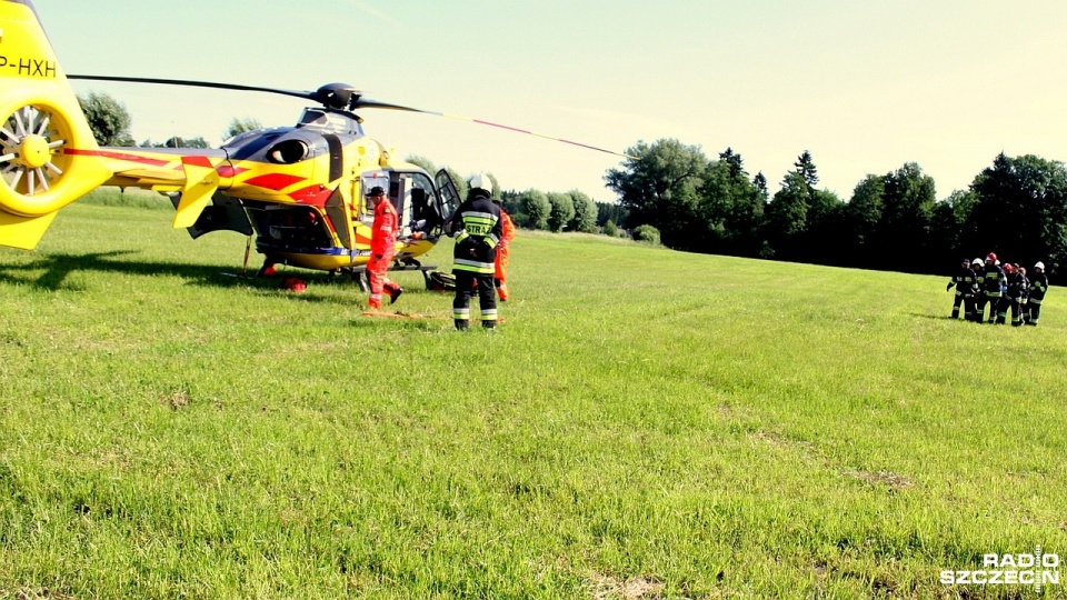Najciężej ranną osobę do szpitala przetransportował helikopter Lotniczego Pogotowia Ratunkowego. Fot. Adam Wójcik [Radio Szczecin]